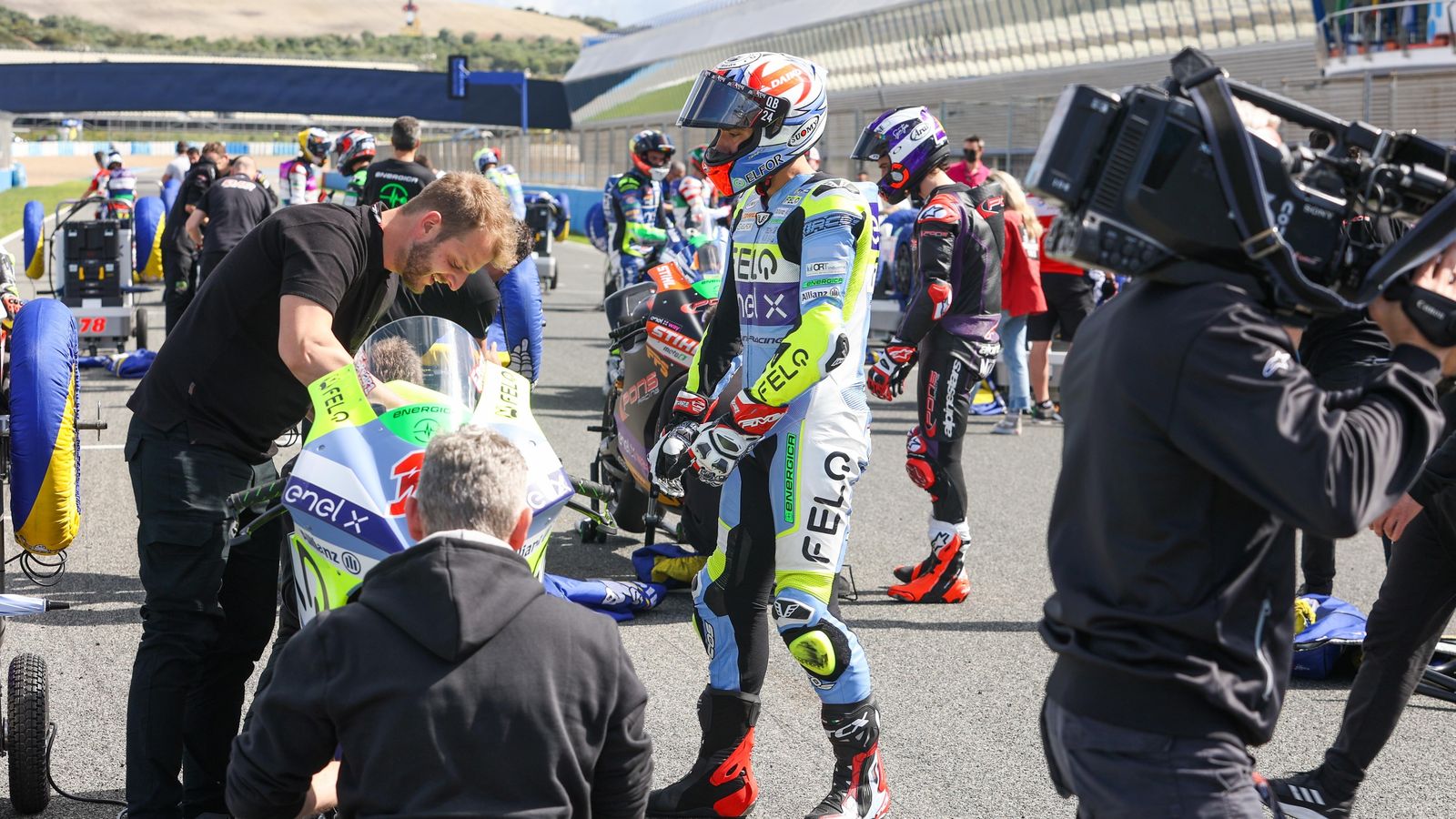 Los pilotos se preparan para la carrera simulada.