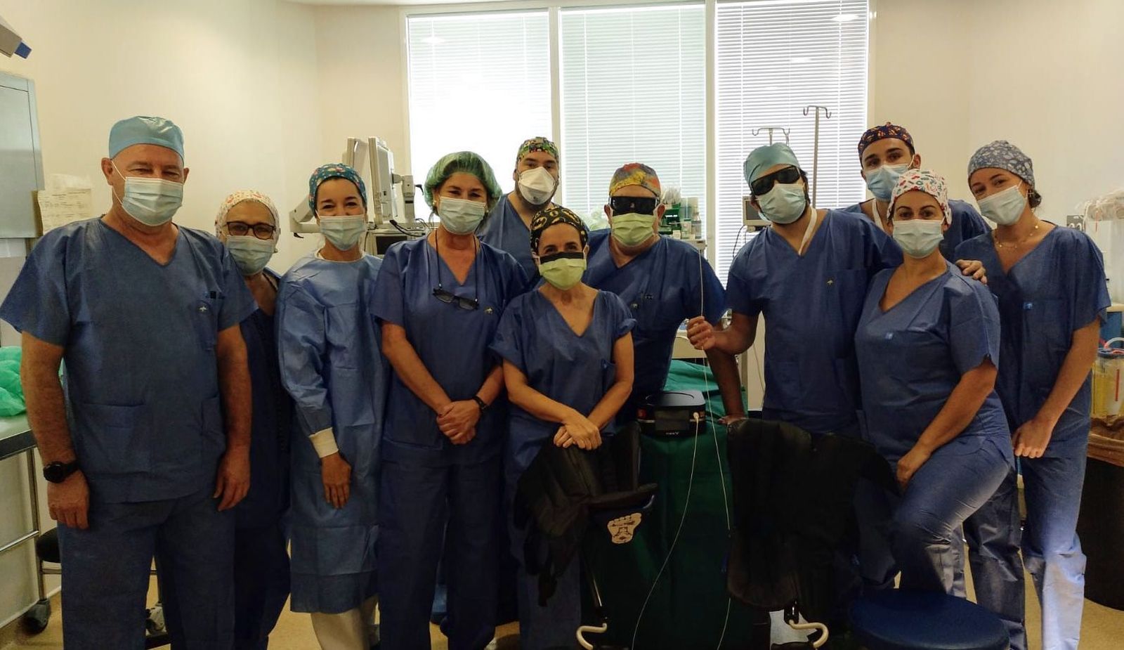 Equipo mulitidisciplinar de profesionales de la Unidad de Cirugía Mayor Ambulatoria, en el Bloque Quirúrgico del Hospital El Tomillar, con la jefa de sección de Cirugía en el centro, la doctora Lourdes Gómez Bujedo.