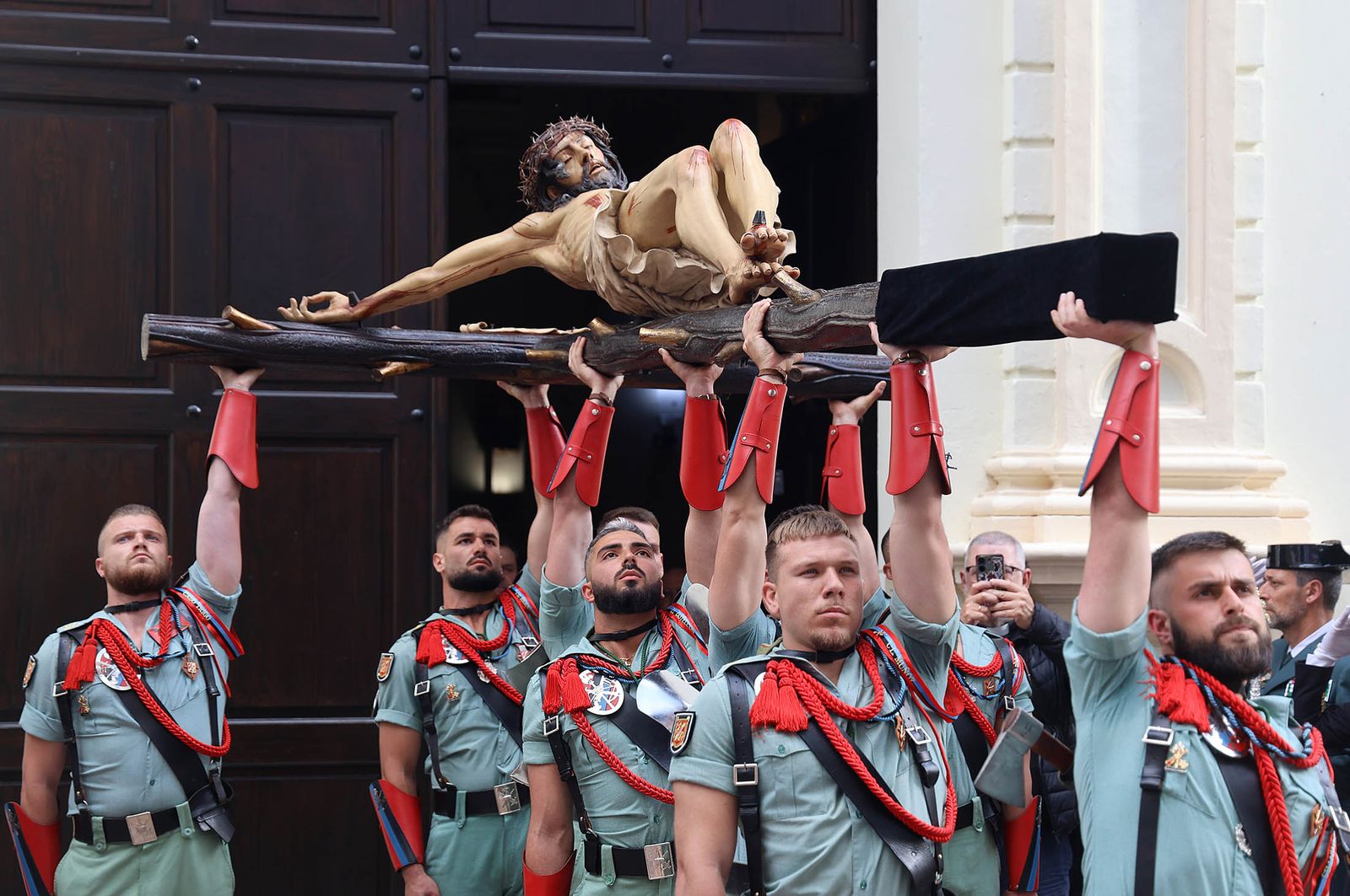 Sábado de Pasión: Imágenes de la procesión del Cristo de la Vera+Cruz portado por el Grupo de Caballería Ligero Acorazado 'Reyes Católicos' II de la Legión de Ronda