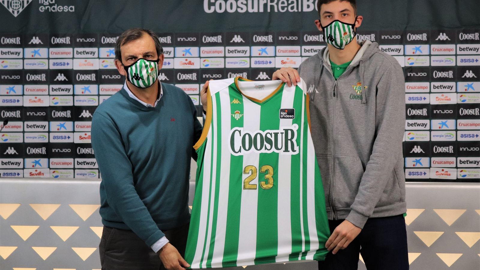 Boris Tisma y Juanma Rodríguez, durante la presentación en el Benito Villamarín.