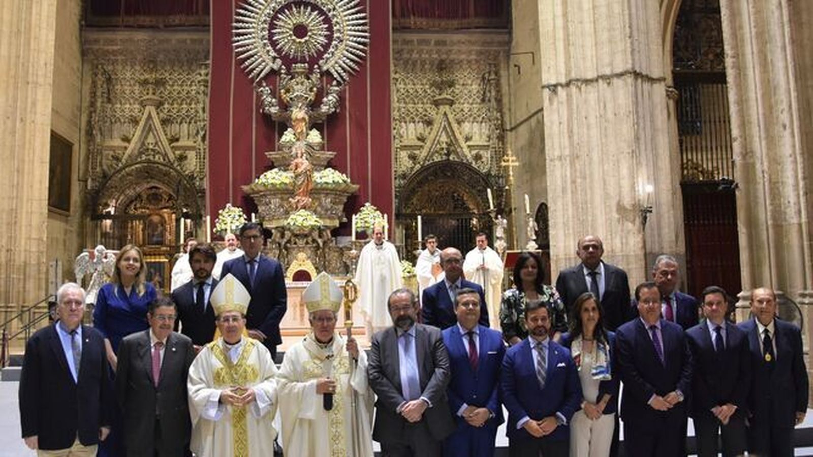 La misa contó con la presencia del presidente del CEU y de la ACdP, Alfonso Bullón de Mendoza y Gómez de Valugera, así como de la comunidad educativa de CEU Andalucía y una nutrida representación de la sociedad sevillana y andaluza, autoridades civiles, militares y eclesiásticas de la ciudad.