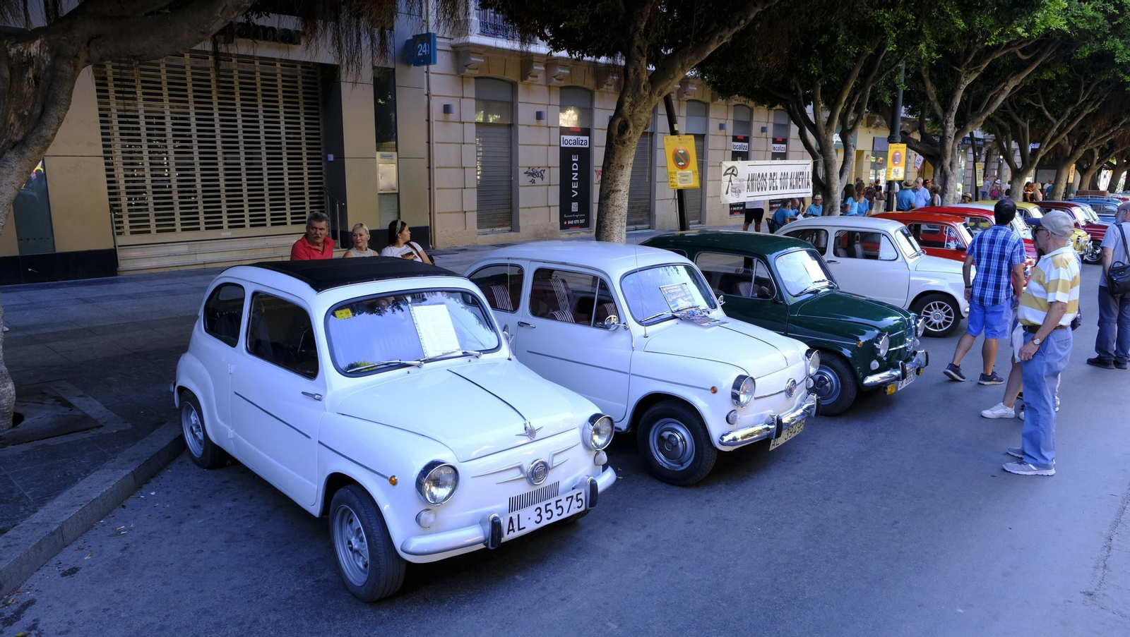 La exposición de Seat 600 y Mini Cooper en la Feria de Almería, en imágenes