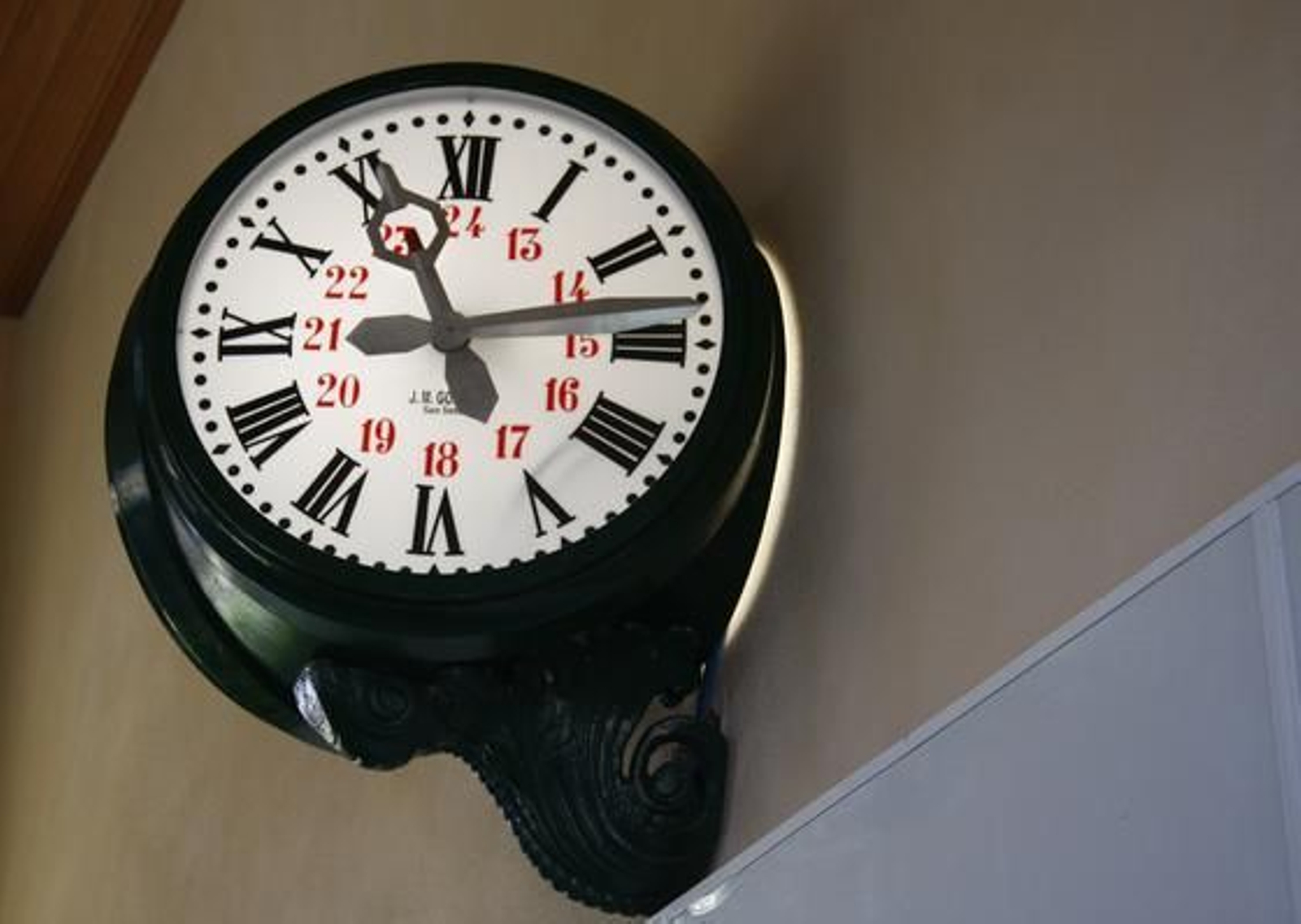 Las autoridades visitan el estado de la estación de cercanías de Sánlucar.

Foto: José Ángel García