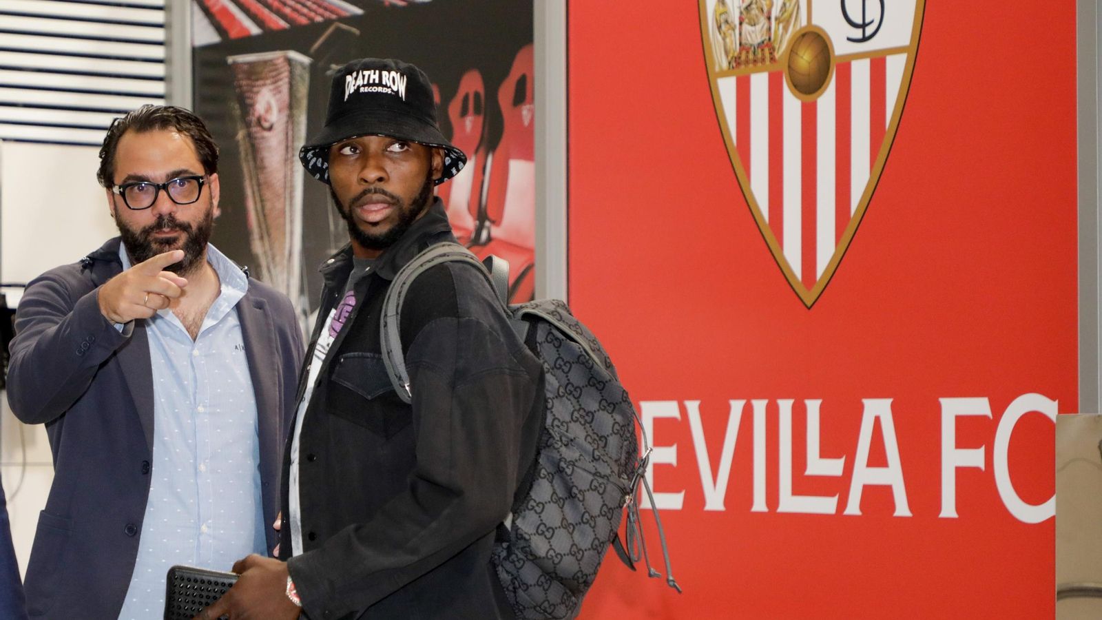Kelechi Iheanacho, junto a Víctor Orta, en el aeropuerto de San Pablo.