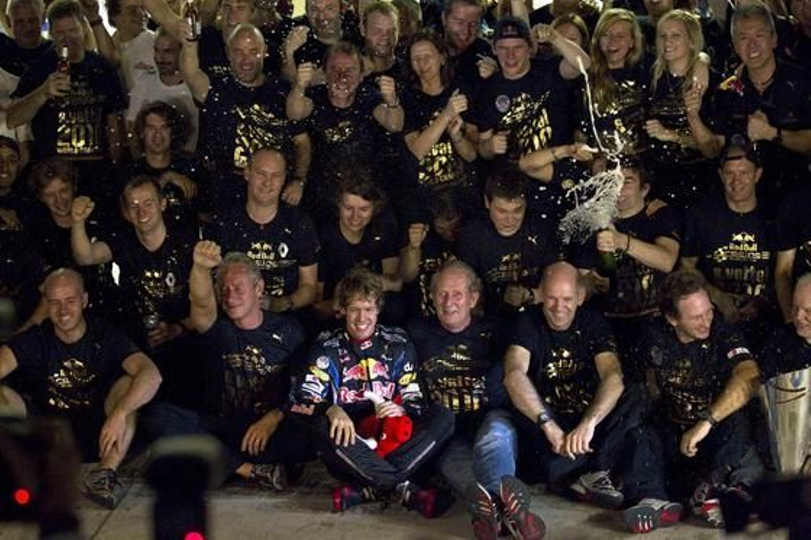 Sebastian Vettel celebra en Abu Dhabi su título mundial con el equipo Red Bull.

Foto: Reuters