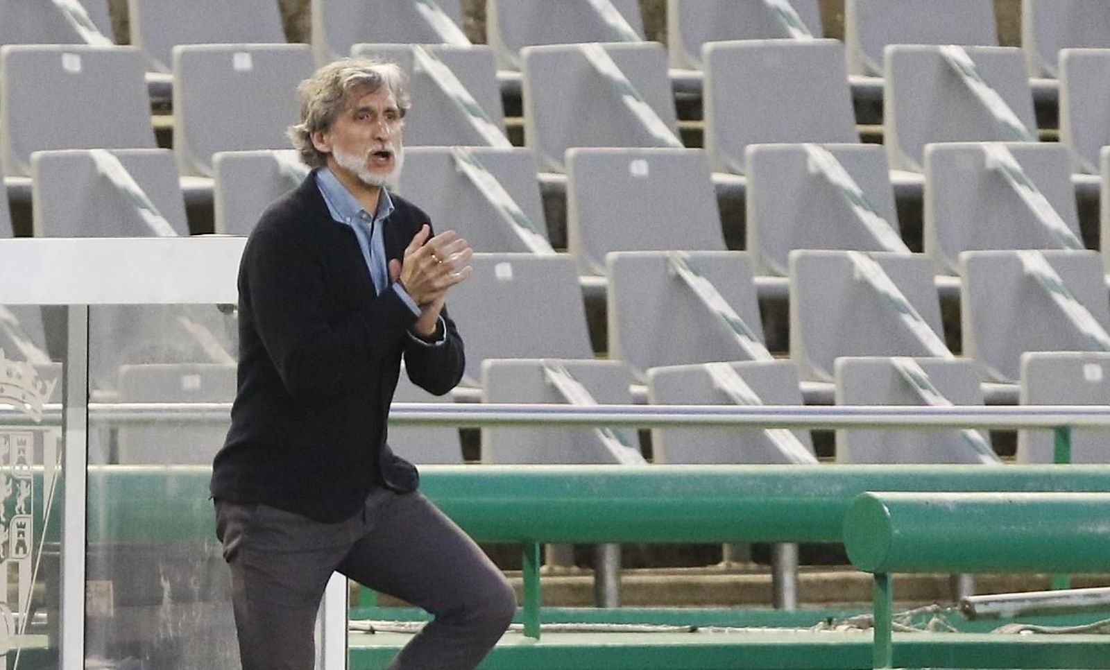 Pablo Alfaro aplaude el trabajo de los suyos durante el partido ante el Albacete. Pablo Alfaro aplaude el trabajo de los suyos durante el partido ante el Albacete.