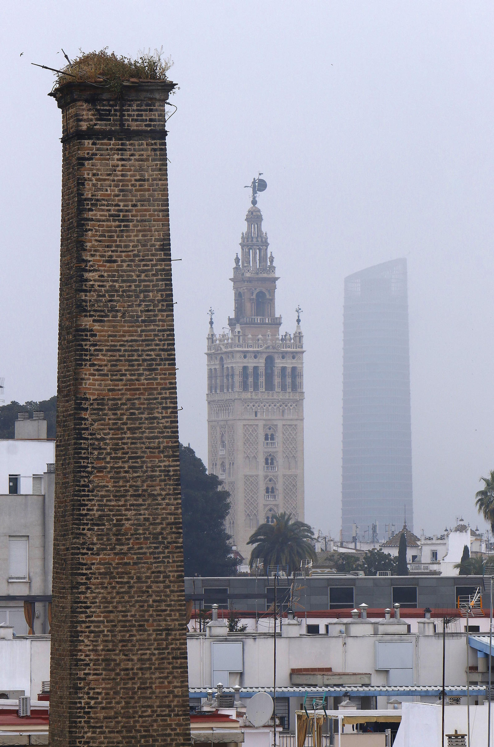 Vista desde la azotea de Artillería, con la chimenea, la Giralda y la Torre Sevilla.
