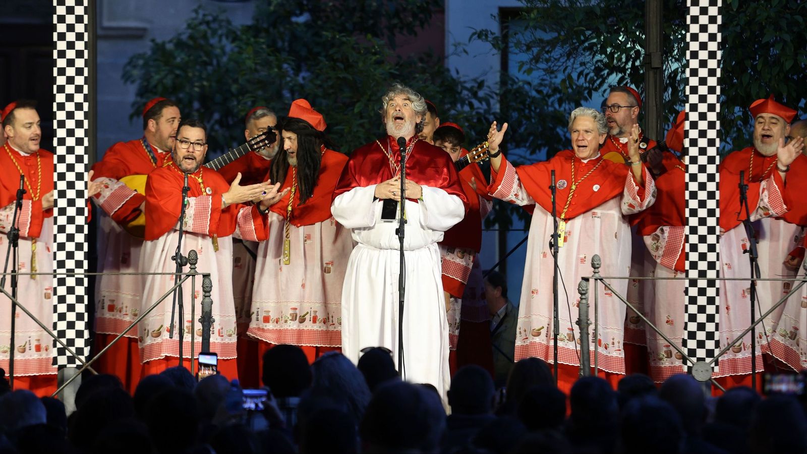 Un momento de la actuación de la chirigota del Yuyu, ayer en Jerez.