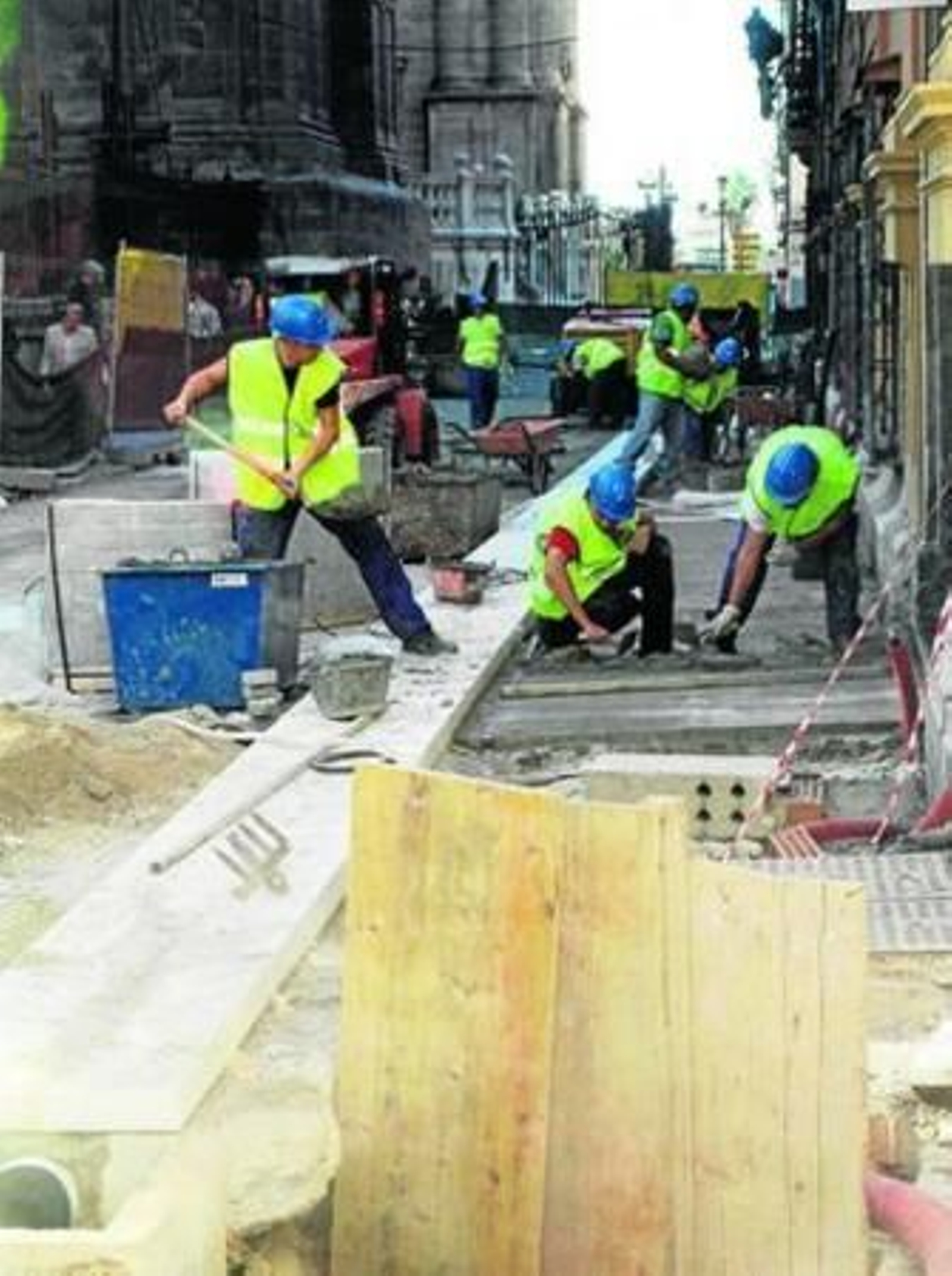 Varios obreros trabajan en la mejora del entorno de la Catedral, contemplado en el plan turístico de Málaga.