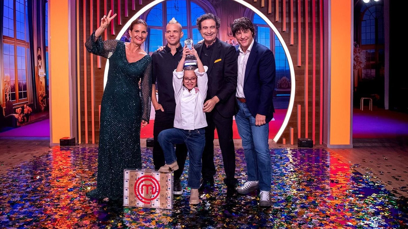 Loreto con su premio y el jurado de la final