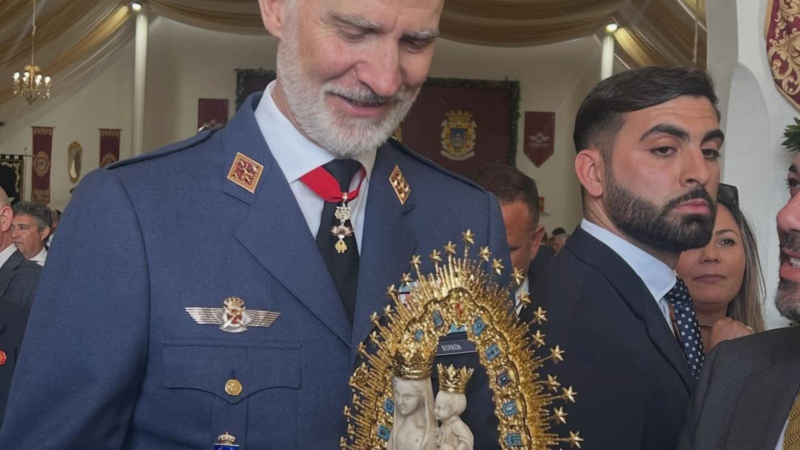 El Rey Felipe VI porta en sus manos una imagen de la Virgen de los Milagros.