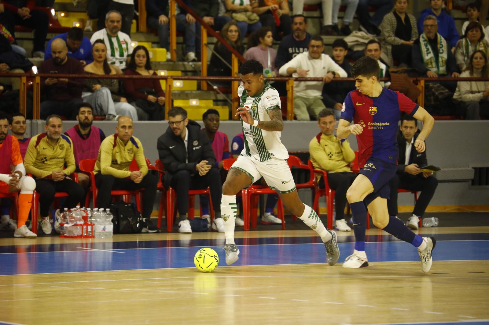 Las mejores fotos del ambiente en Vista Alegre para el Córdoba Futsal - Barça