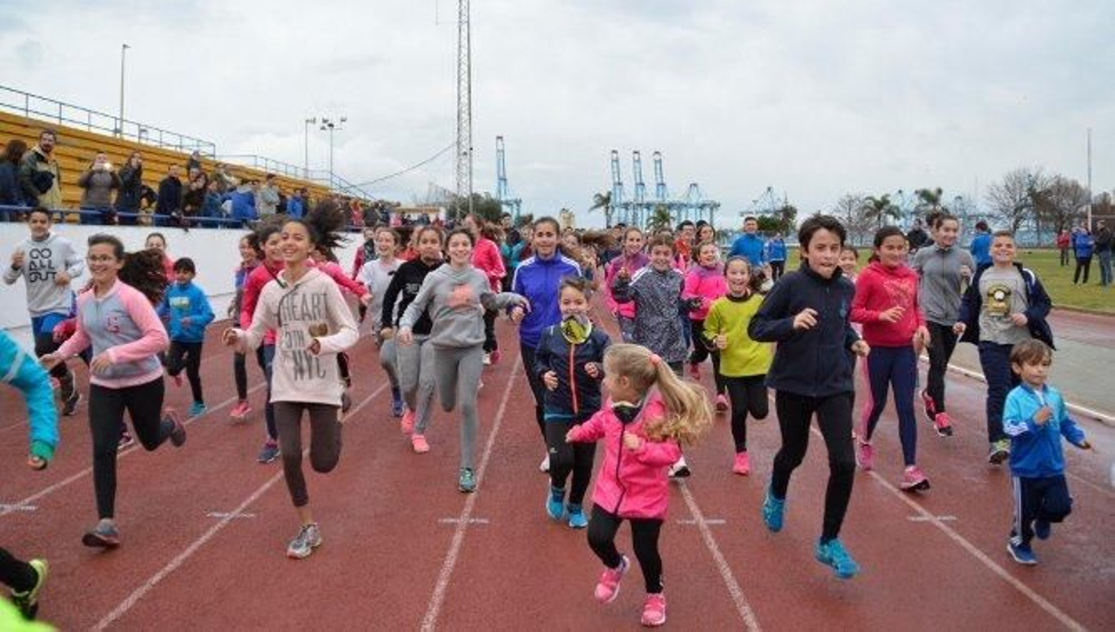 Los alumnos del Bahía de Algeciras y del Atletismo Inmaculada, en la pista del estadio.
