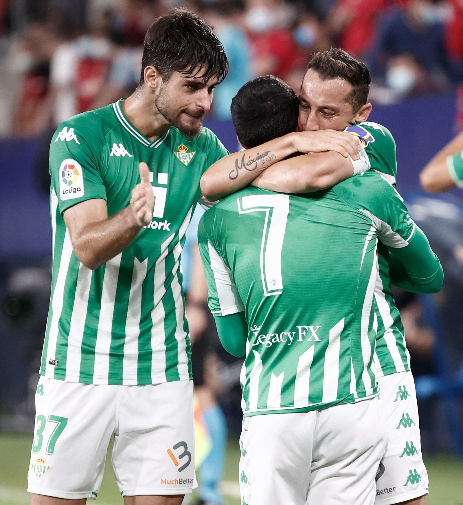 Guardado y Kike Hermoso abrazan al goleador Juanmi.