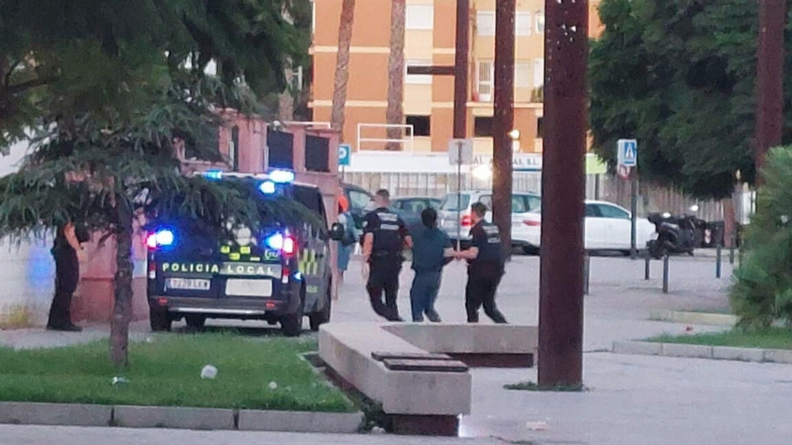 La policía detiene en la calle Juan de la Cierva a un indigente conocido como 'El Mono' entre los vecinos de La Caridad, este jueves por la mañana.