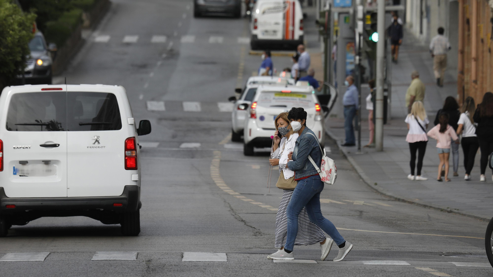 Dos mujeres cruzan por Blas Infante, en Algeciras.