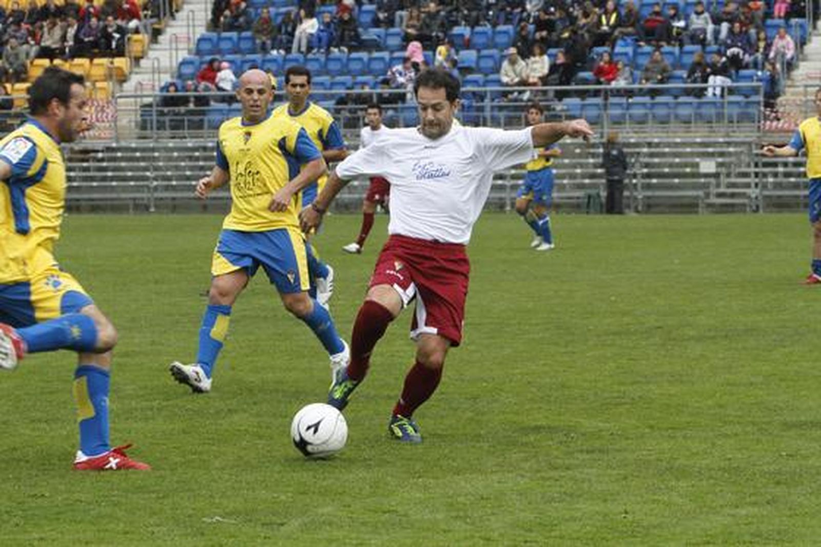 El partido de los Reyes Magos congregó a unas 3.000 personas que disfrutaron del espectáculo futbolístico, al mismo tiempo que colaboraban con la campaña  "Ningún niño sin juguete"

Foto: Lourdes de Vicente