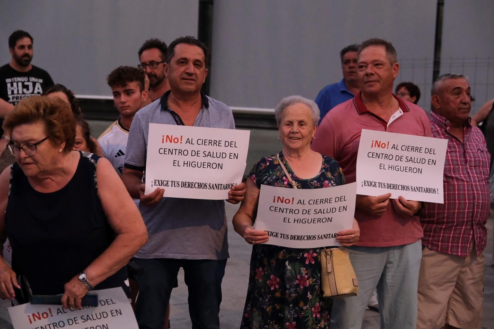 La protesta de los vecinos de El Higuerón por el traslado de las consultas médicas, en imágenes