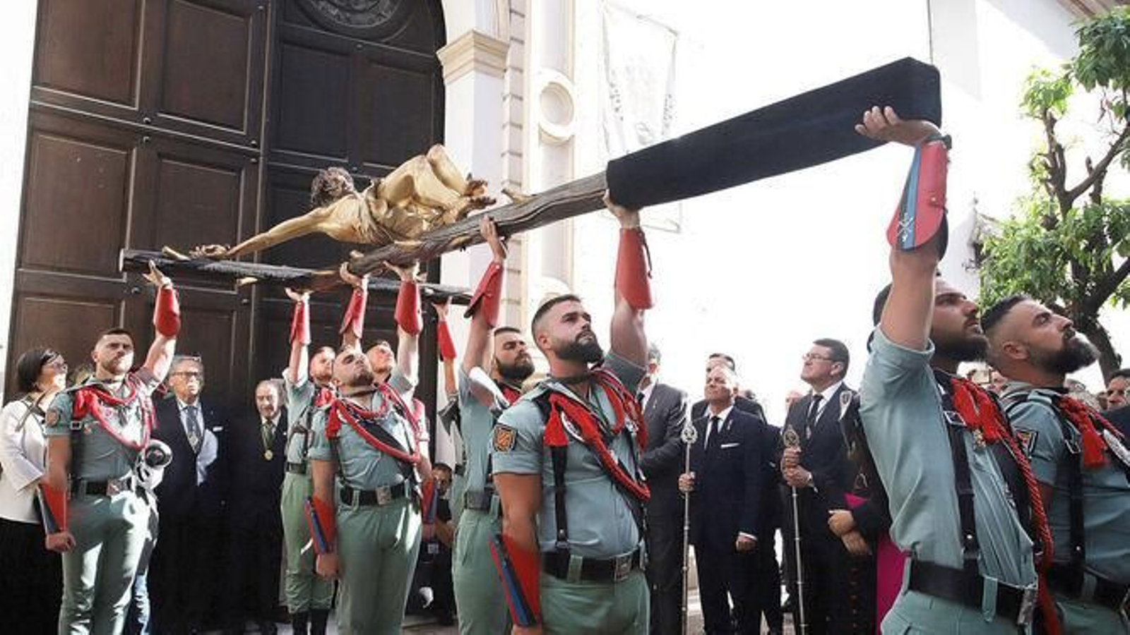 Los Legionarios portan al Cristo de la Vera+Cruz.