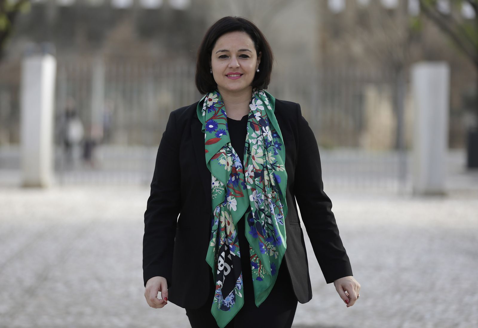 Virginia Pérez, en los jardines del Parlamento de Andalucía