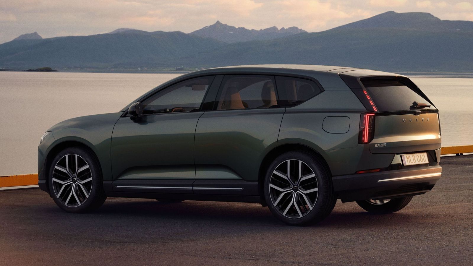Volvo pone en marcha la comercialización del EX60 con tres sistemas de propulsión diferentes, uno con un motor y dos con uno por eje. Cada uno de ellos tiene una potencia y capacidad distinta de batería.