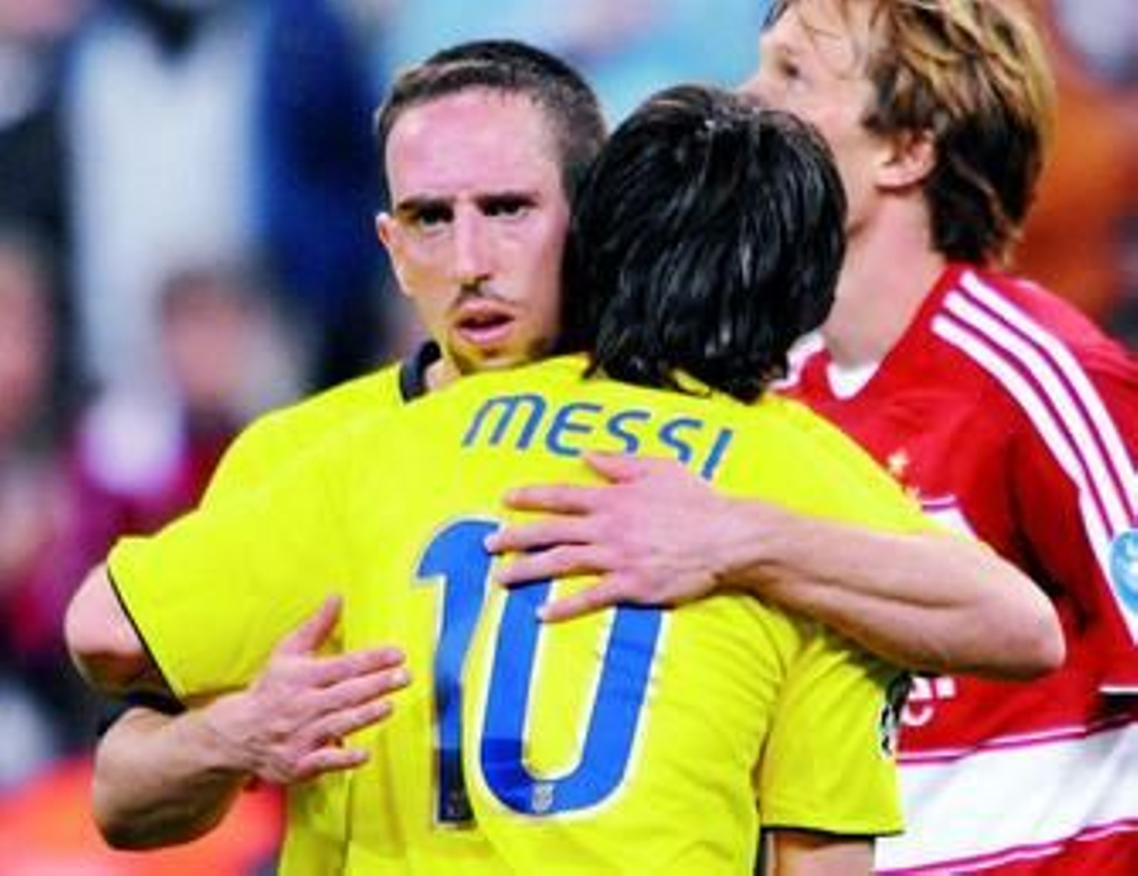 Ribéry se abraza a Messi tras el Bayern-Barça del miércoles.