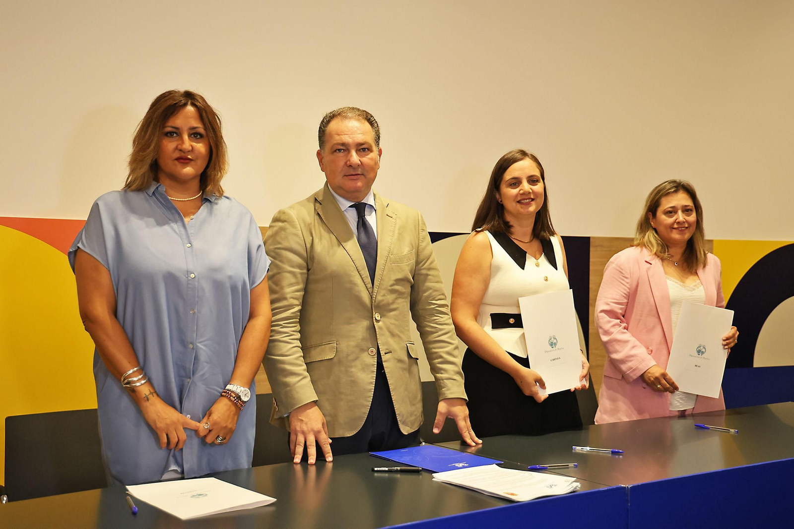 Imágenes de la firma con alcaldes de 34 municipios los convenios del programa 'Tu Diputación Invierte'