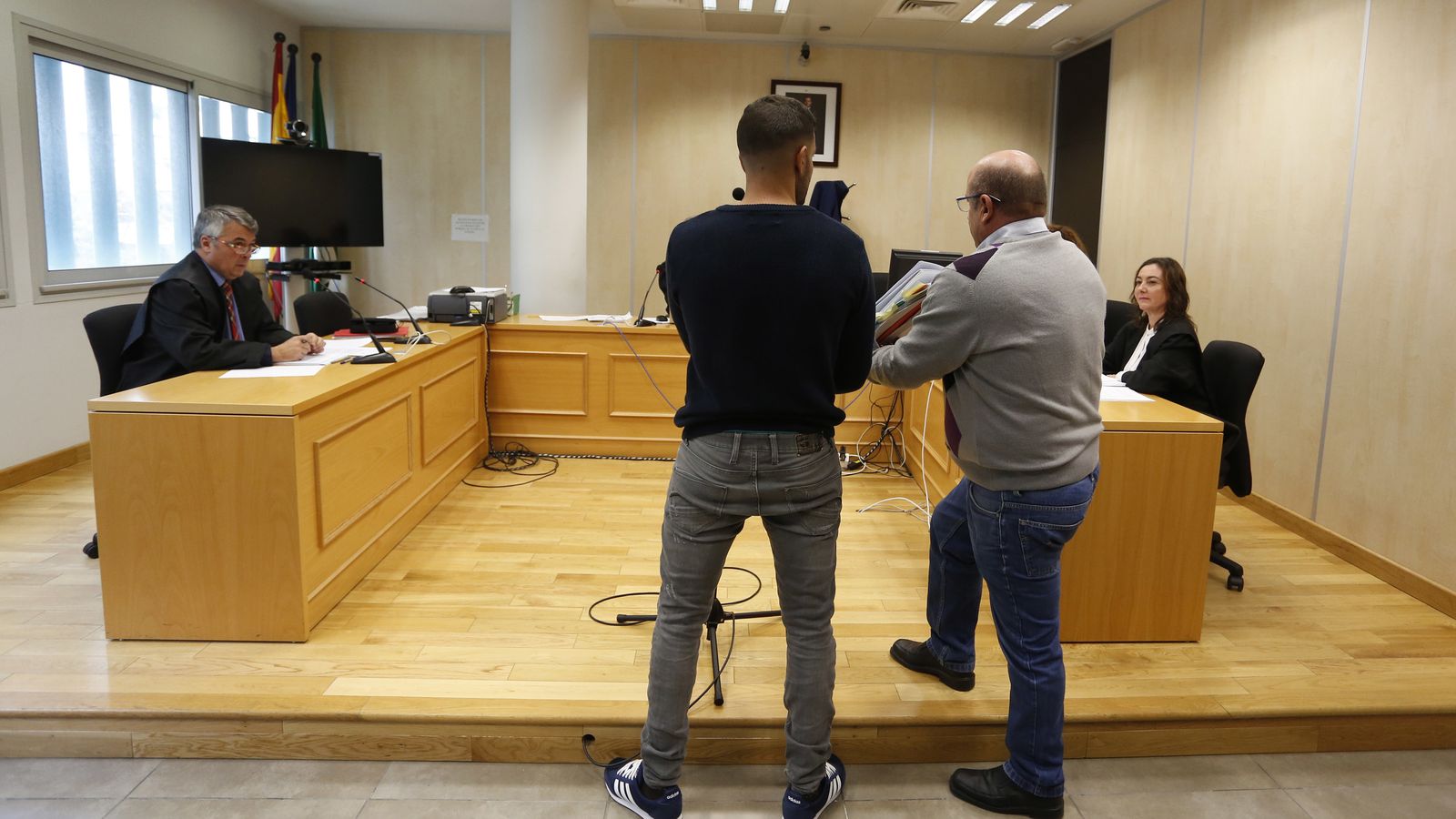 El acusado se coloca ante el micrófono para declarar.