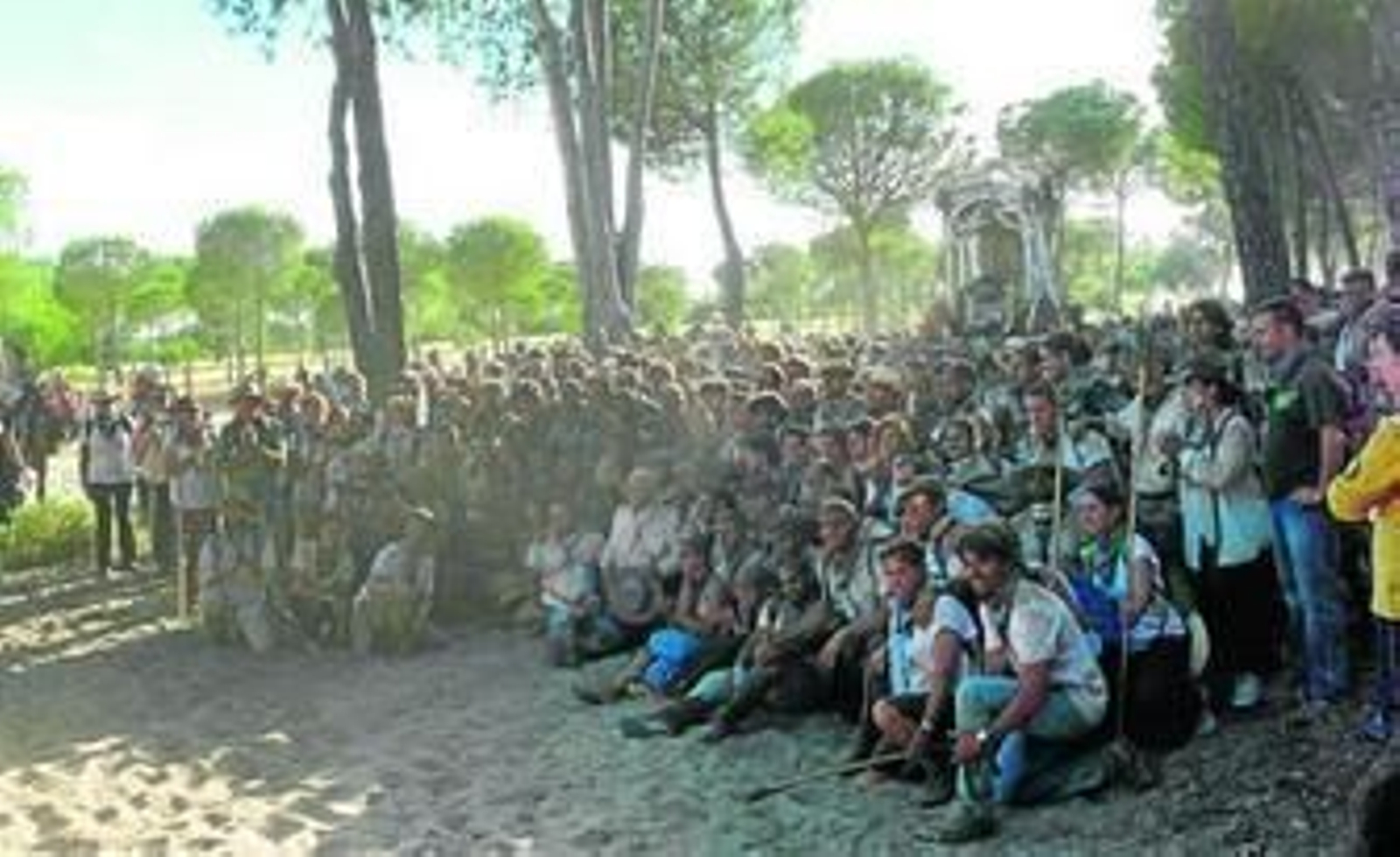 Los peregrinos se hicieron una foto delante del Simpecado con el hermano mayor, José María Ruiz Rengel 'Camuca'.