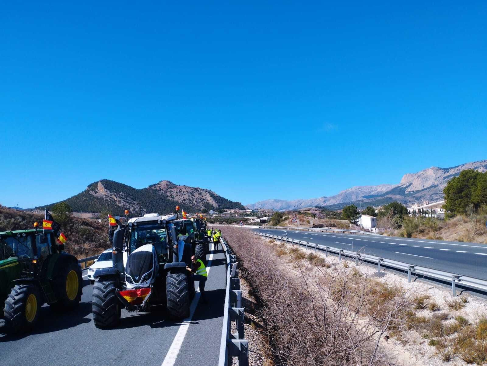 Así ha sido la tractorada que ha recorrido la A92N, por la Comarca de los Vélez