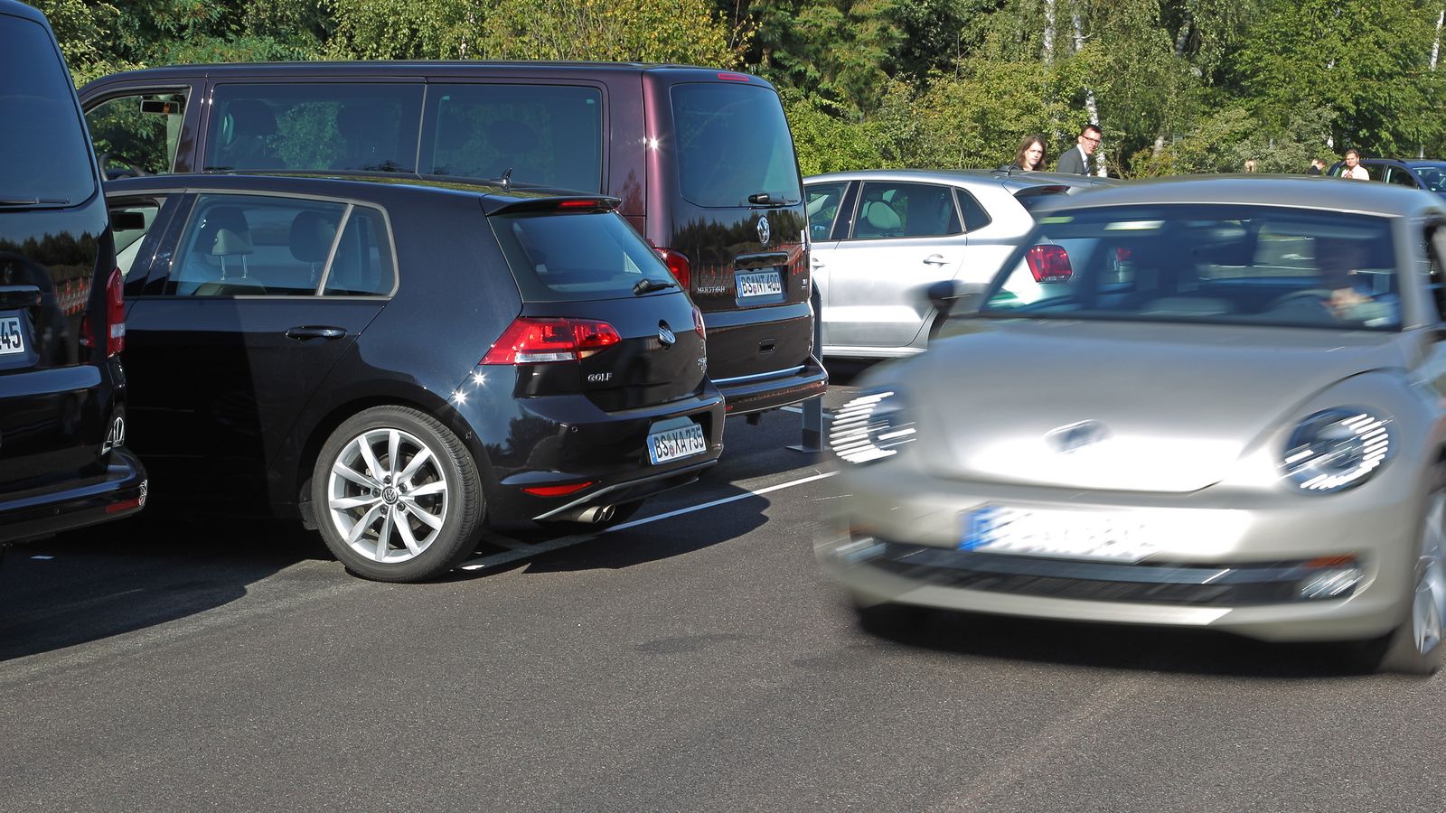 Las ayudas a la conducción que advierten de que se están aproximando otros vehículos también detectan a los peatones y pueden evitar atropellos en las maniobras de retroceso.