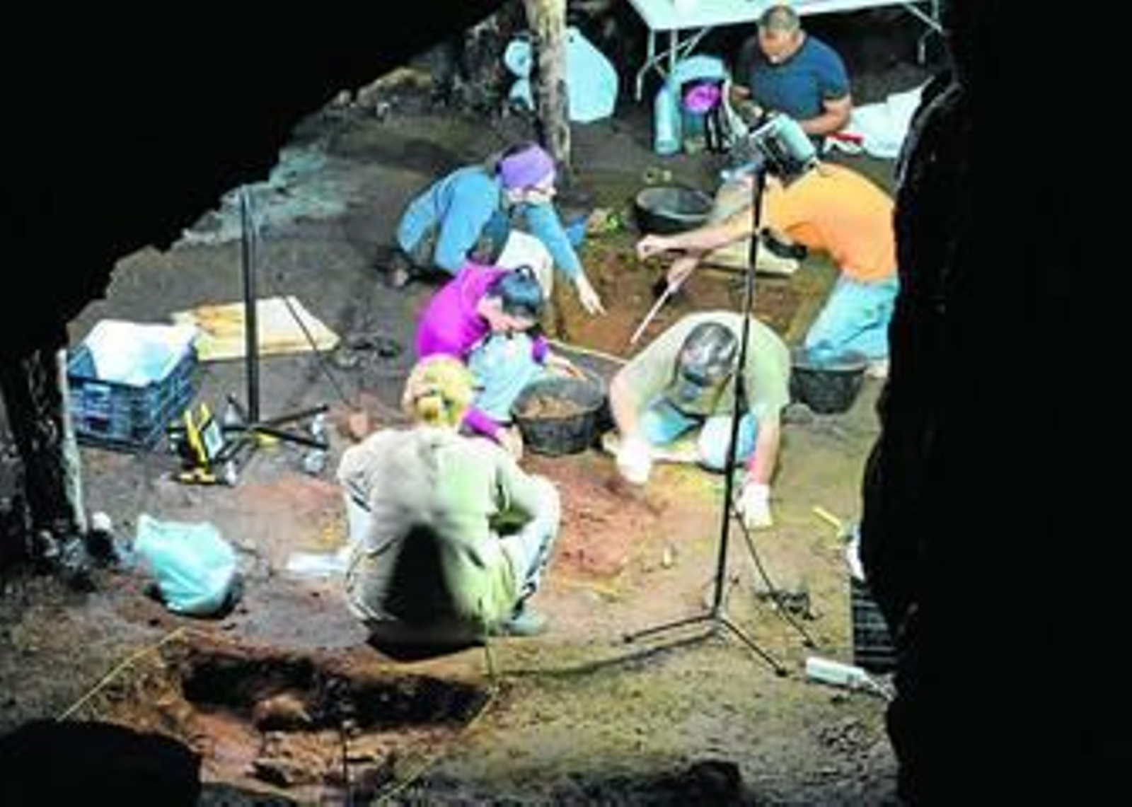 Algunos de los investigadores en la Cueva de Ardales.
