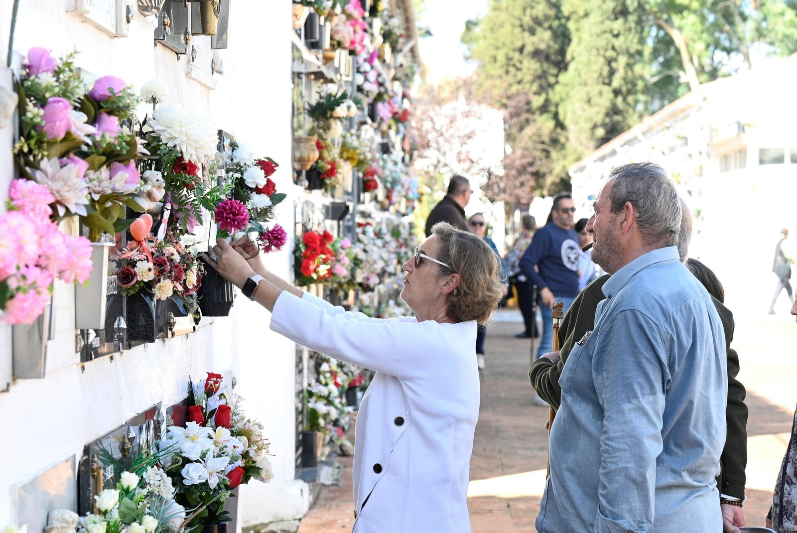 Las imágenes del día de Todos los Santos en los cementerios de Córdoba