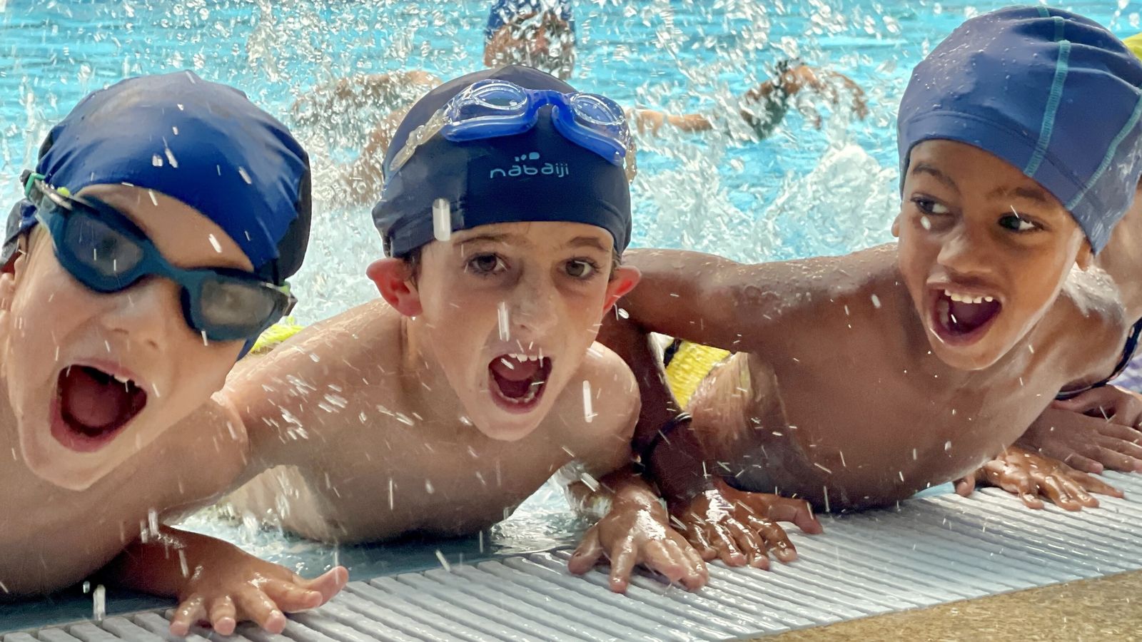 Alumnos disfrutando de las instalaciones deportivas.
