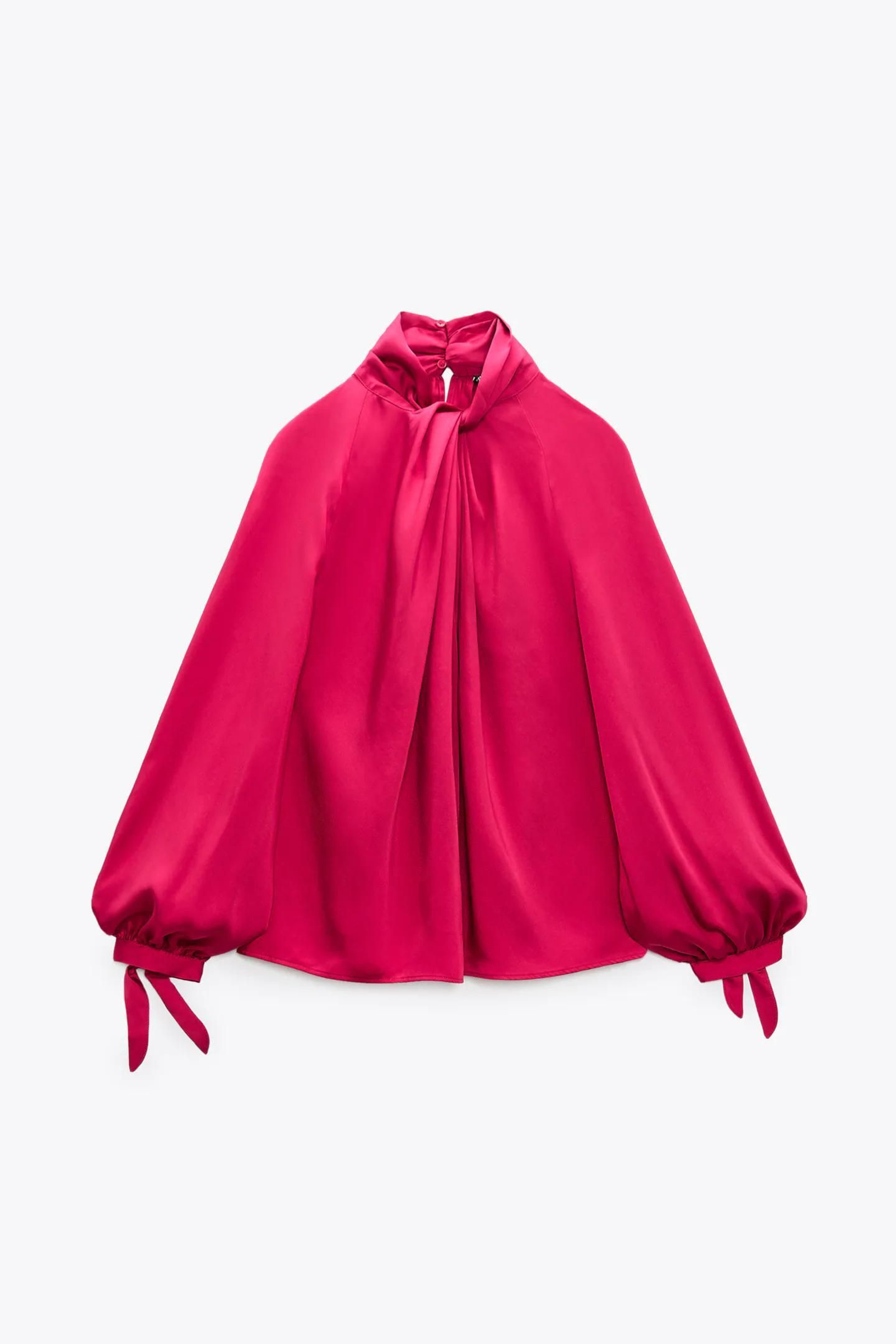 Blusa roja y satinada de Zara. Blusa roja y satinada de Zara.
