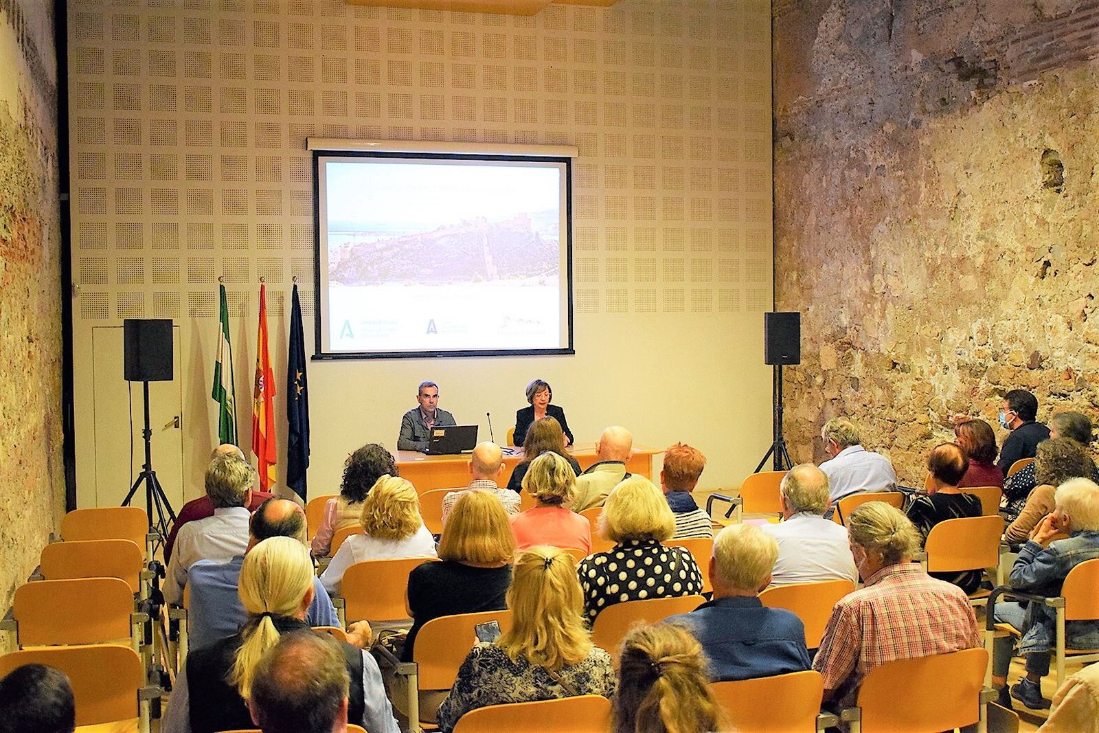 Pedro Gurriarán Daza junto a María Teresa Pérez, presidenta de la Asociación Amigos de la Alcazaba.