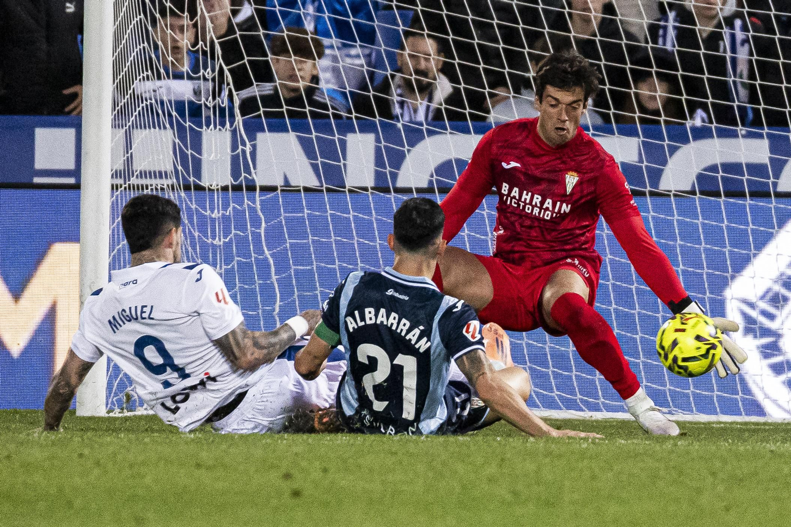 Iker Álvarez saca la mano ante el disparo de De la Fuente.