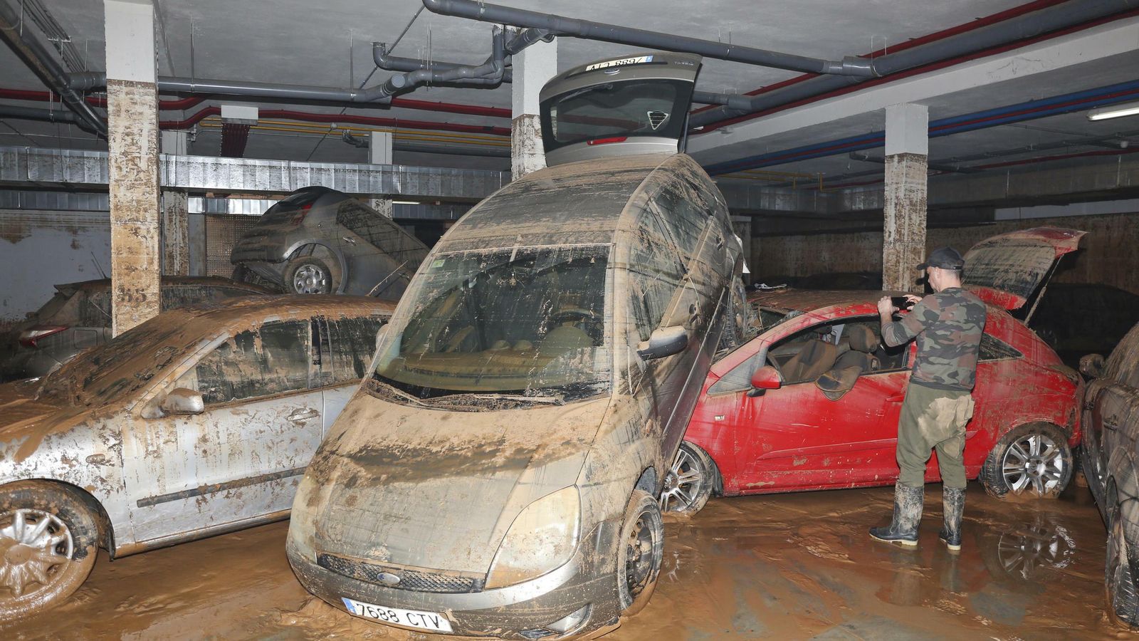 Coches amontonados en un aparcamiento subterráneo. Coches amontonados en un aparcamiento subterráneo.