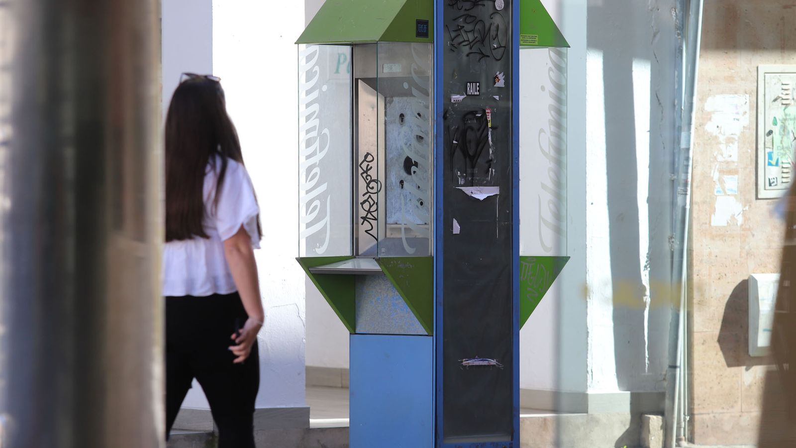 Desde hace años las tradicionales cabinas han sido sustituidas por postes de llamadas.