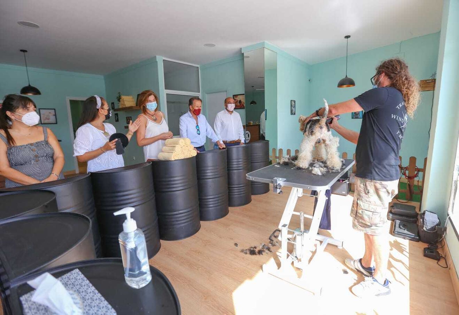 Momento de la visita realizada por los representantes municipales a esta nueva iniciativa emprendedora.