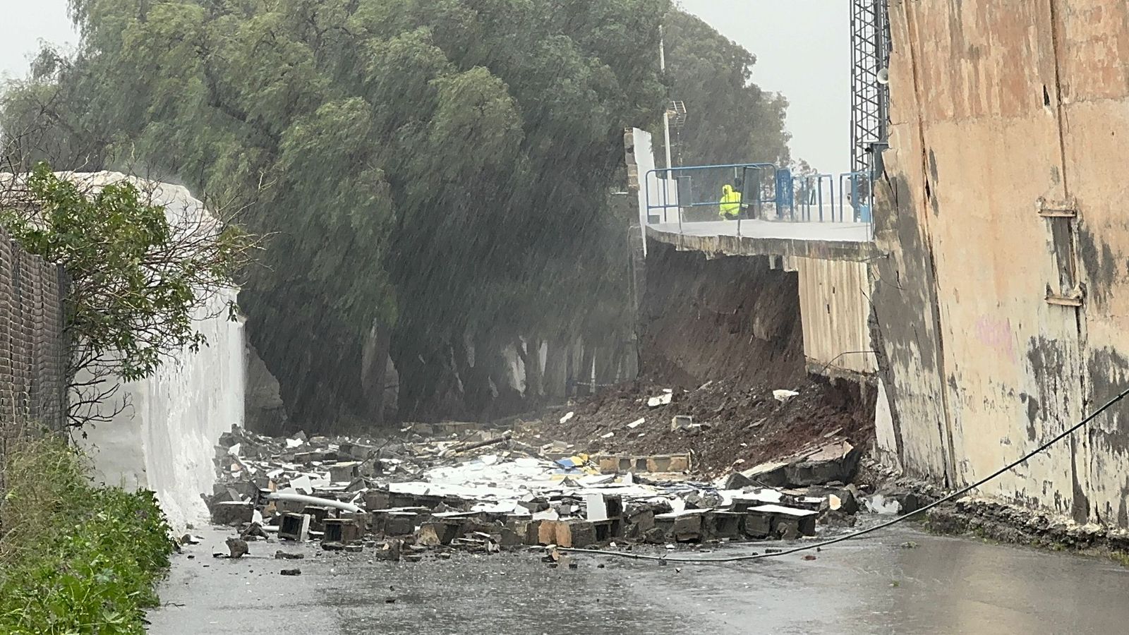 Operarios municipales revisando la instalación tras el derrumbe