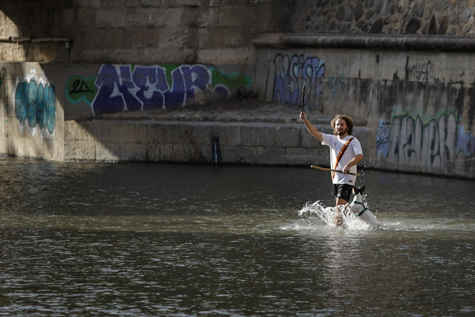 Las mejores imágenes del baño prohibido en Granada: el río Genil como refugio contra el calor