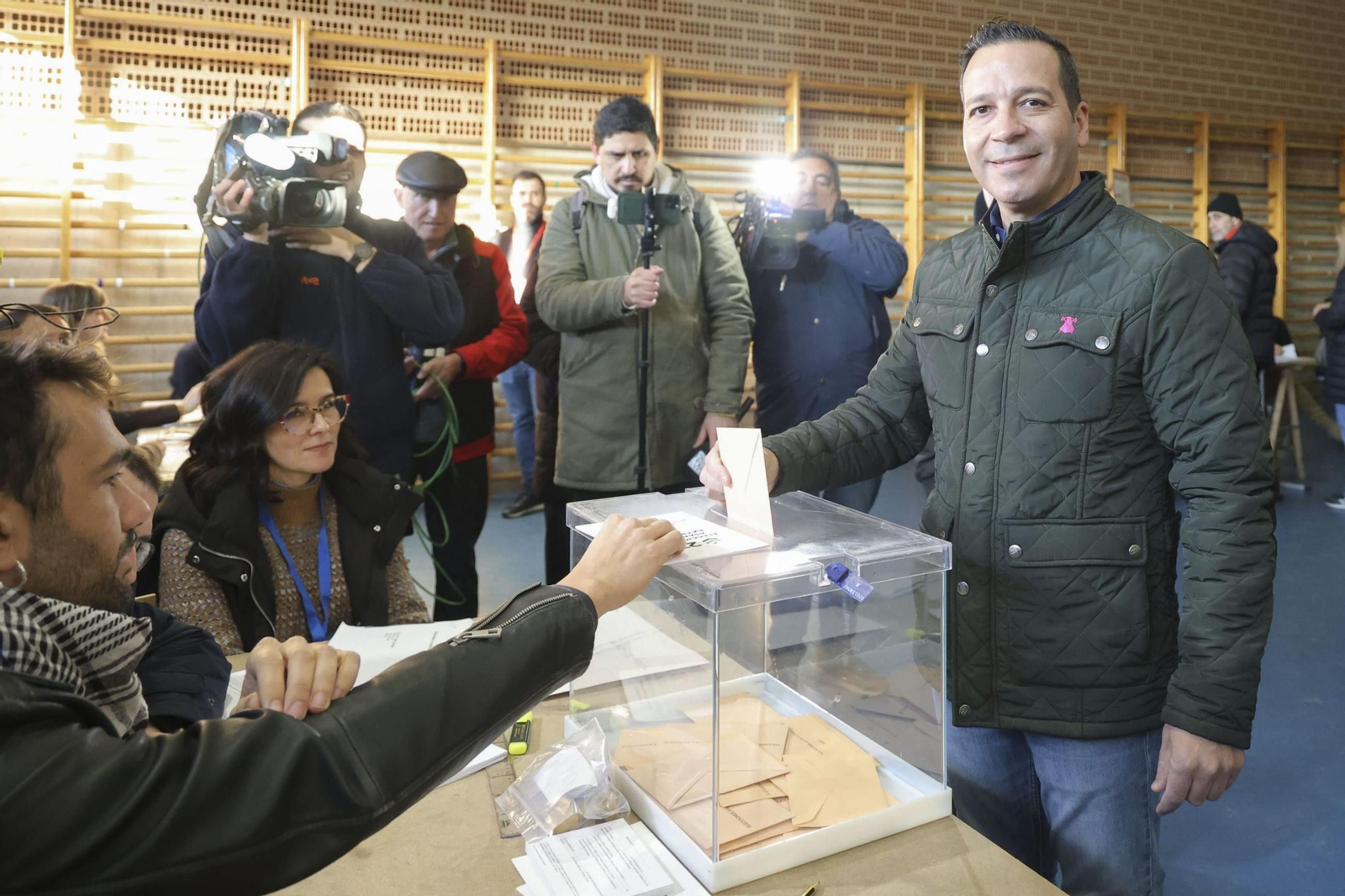 Óscar Fernández Calle, cabeza de cartel de Vox, mete su papeleta en Cáceres.