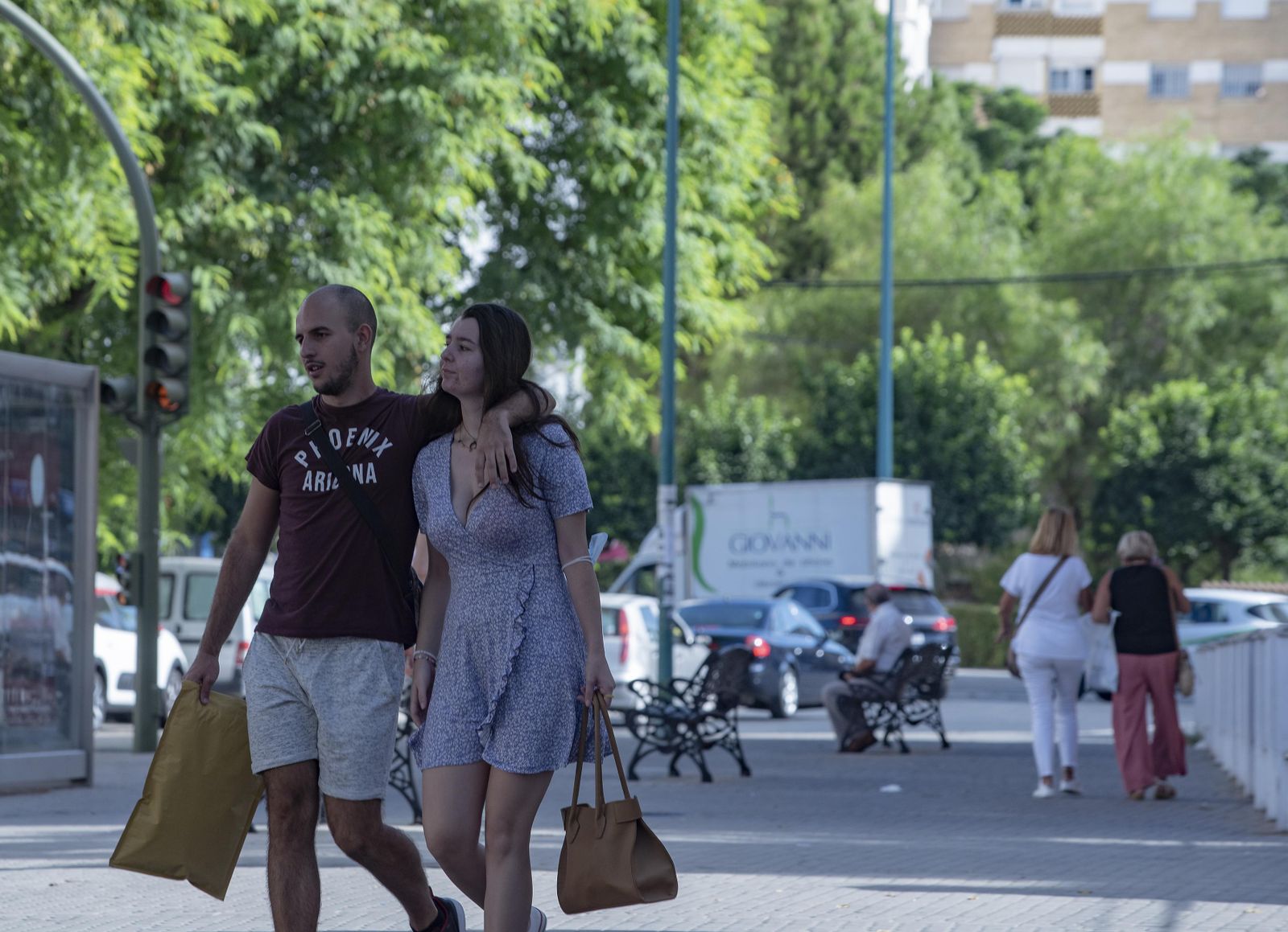 Una pareja de paseo por la Macarena, una de las zonas con más demandantes de vivienda.