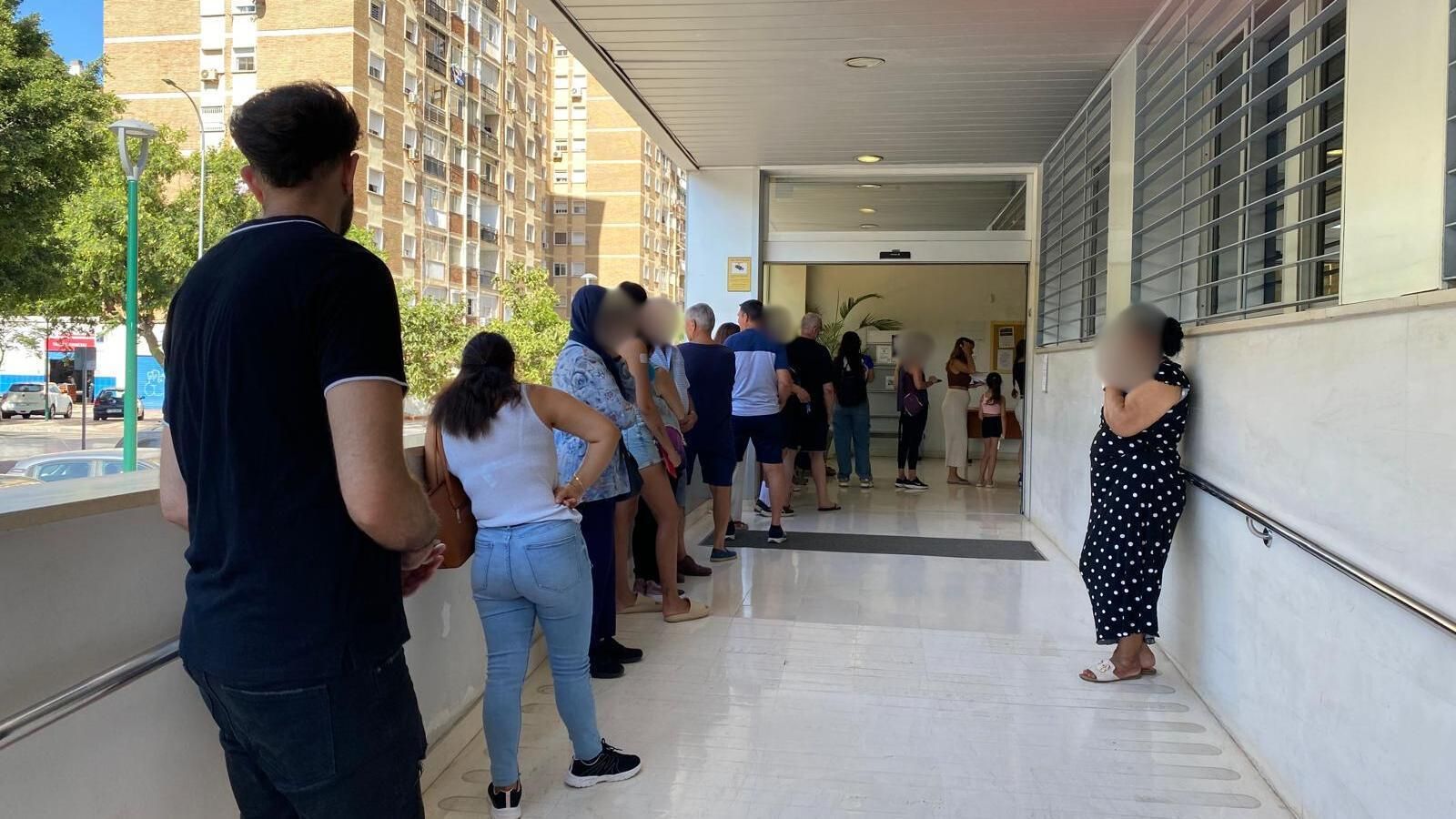 Varias personas aguardante en el centro de salud de Huelin la semana pasada. Varias personas aguardante en el centro de salud de Huelin la semana pasada.