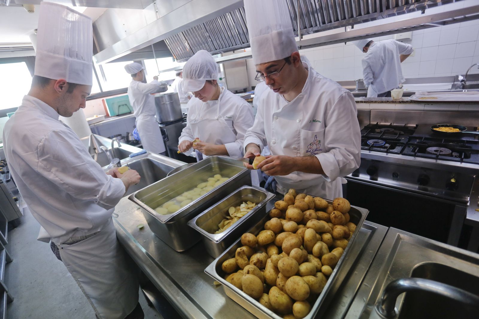 Imagen de archivo de alumnos en la concina de La Cónsula