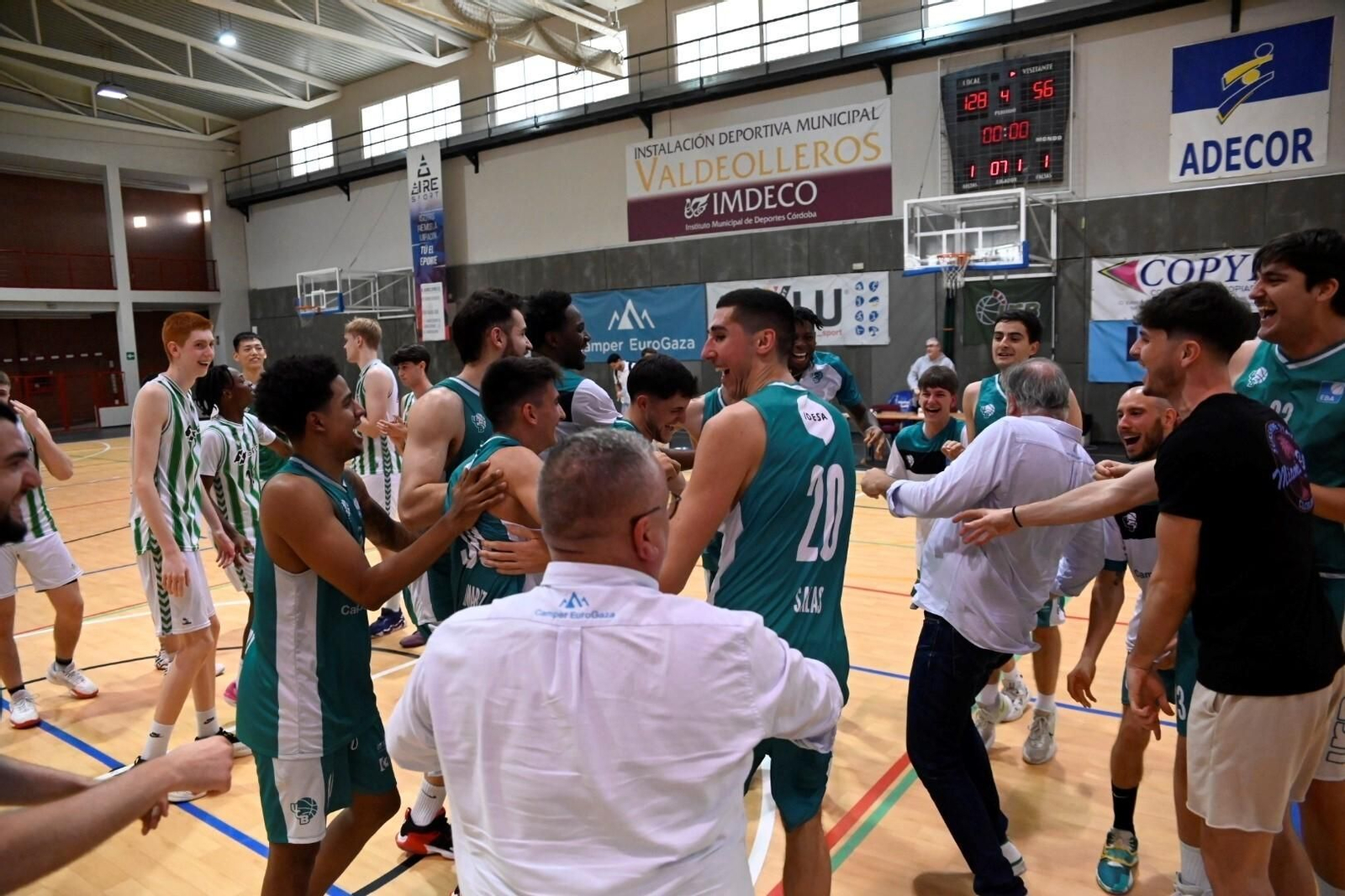 El UCB Camper Eurogaza celebra su pase a la fase de ascenso a LEB Plata, en imágenes