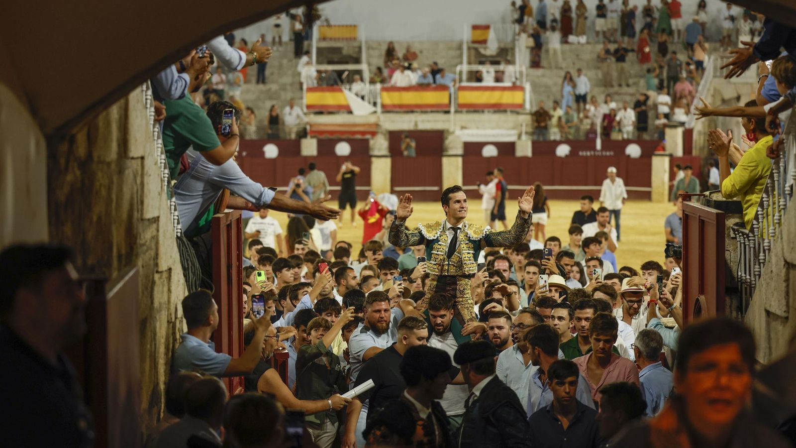 Daniel Luque salió a hombros en Málaga en uno de los triunfos más resonantes de su temporada.