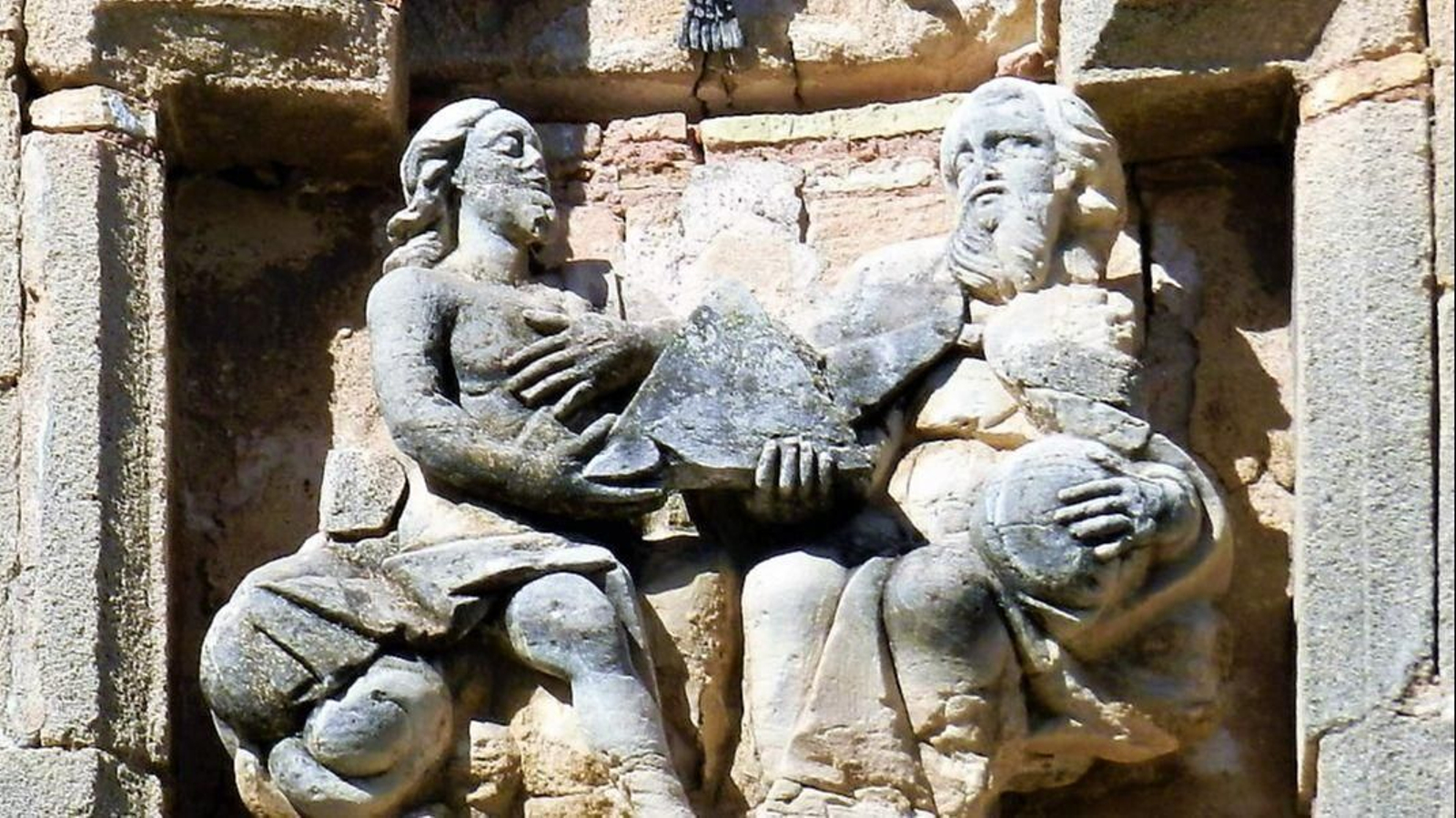Una imagen de las figuras del tímpano del frontón del Arco de la Trinidad.