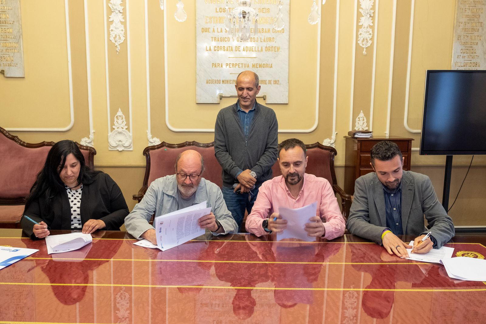 Un momento de la firma del convenio de colaboración con Amal Esperanza.